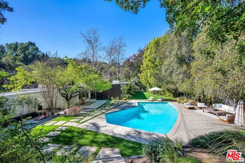 Photo of 3700 Hayvenhurst Avenue, Encino, CA 91436 (MLS # 26646853)