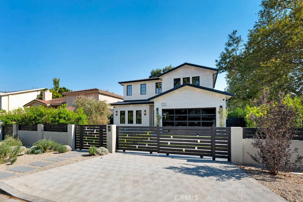 Photo of 13024 Bloomfield, Studio City, CA 91604 (MLS # SR26026408)