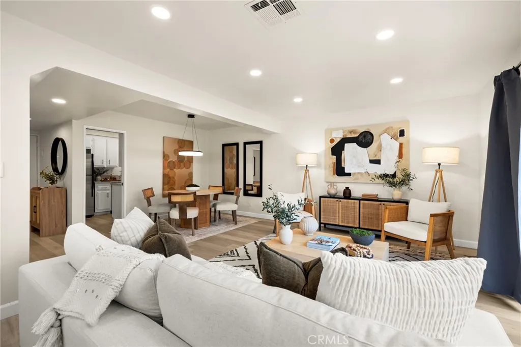 North Hollywood, California 91606, United States, 3 Bedrooms Bedrooms, ,3 BathroomsBathrooms,Residential,Active,243956