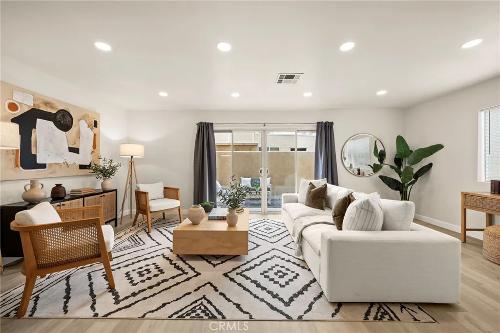 North Hollywood, California 91606, United States, 3 Bedrooms Bedrooms, ,3 BathroomsBathrooms,Residential,Active,243956