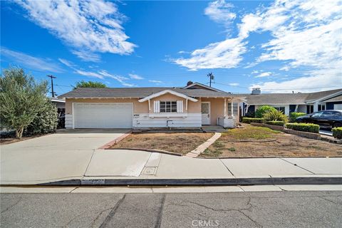 Photo of 2520 Andover Pl, Costa Mesa, CA 92626 (MLS # OC25233973)