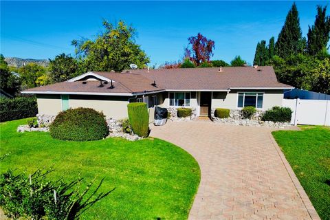 Photo of 23813 Calvert, Woodland Hills, CA 91367 (MLS # SR25269211)
