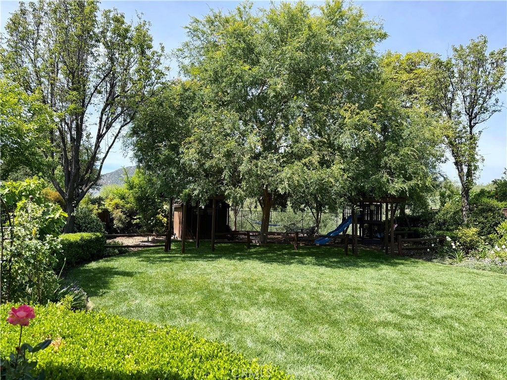 Photo of 38065 Murrieta Creek Dr, Murrieta, CA 92562 (MLS # SW26095328)