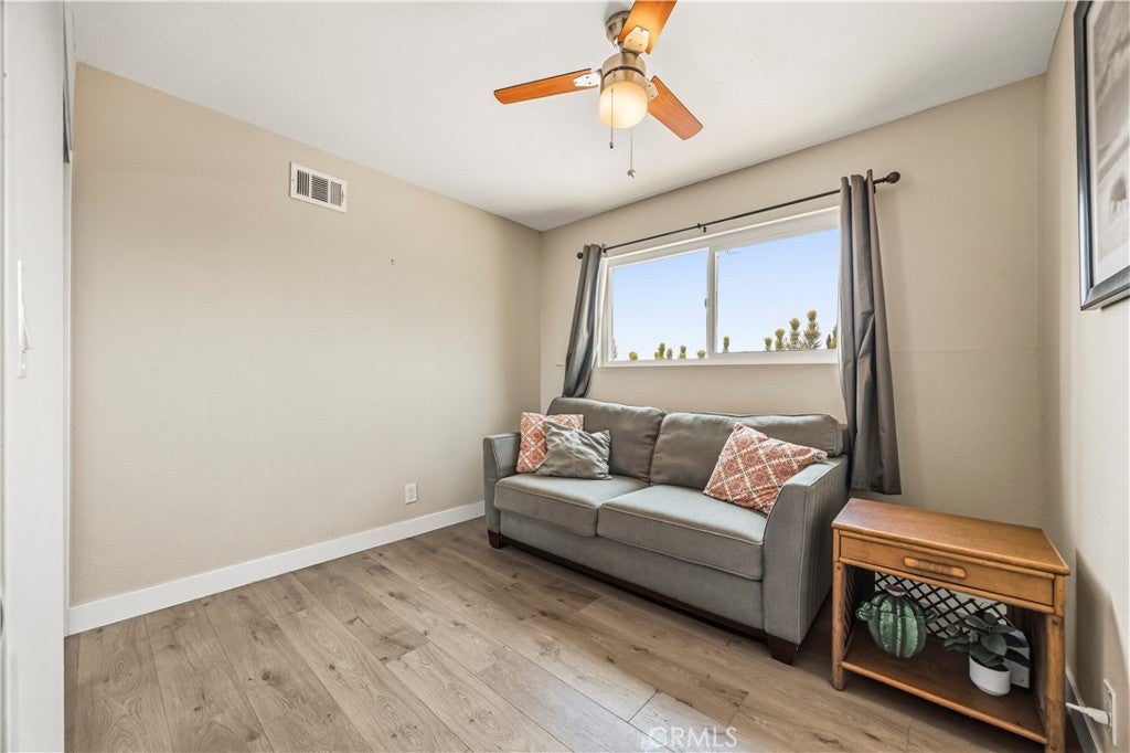 560 W Los Angeles Drive