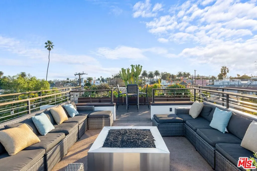 Venice, California 90291, United States, 3 Bedrooms Bedrooms, ,3 BathroomsBathrooms,Residential,Active,250663