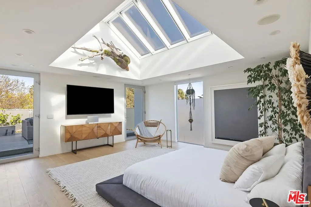 Venice, California 90291, United States, 3 Bedrooms Bedrooms, ,3 BathroomsBathrooms,Residential,Active,250663