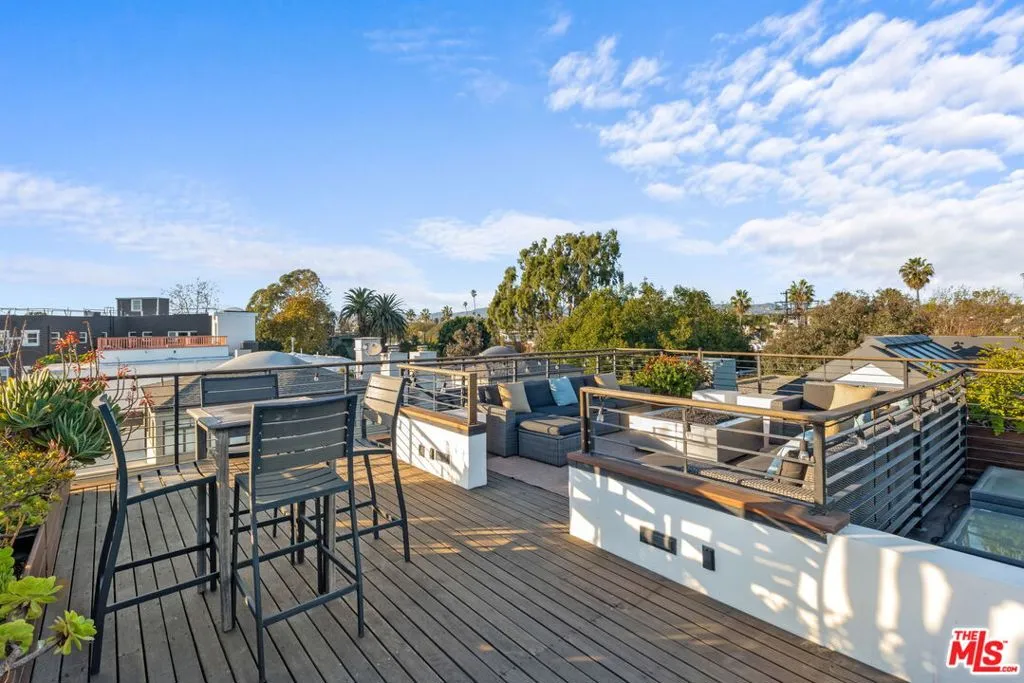 Venice, California 90291, United States, 3 Bedrooms Bedrooms, ,3 BathroomsBathrooms,Residential,Active,250663