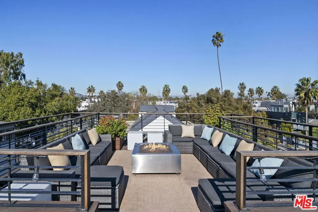 Venice, California 90291, United States, 3 Bedrooms Bedrooms, ,3 BathroomsBathrooms,Residential,Active,250663