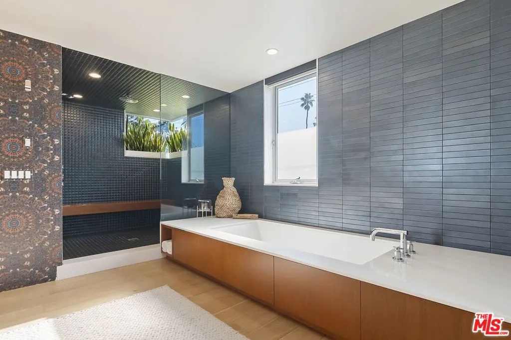 Venice, California 90291, United States, 3 Bedrooms Bedrooms, ,3 BathroomsBathrooms,Residential,Active,250663