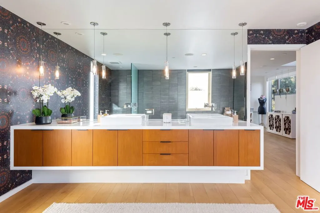 Venice, California 90291, United States, 3 Bedrooms Bedrooms, ,3 BathroomsBathrooms,Residential,Active,250663