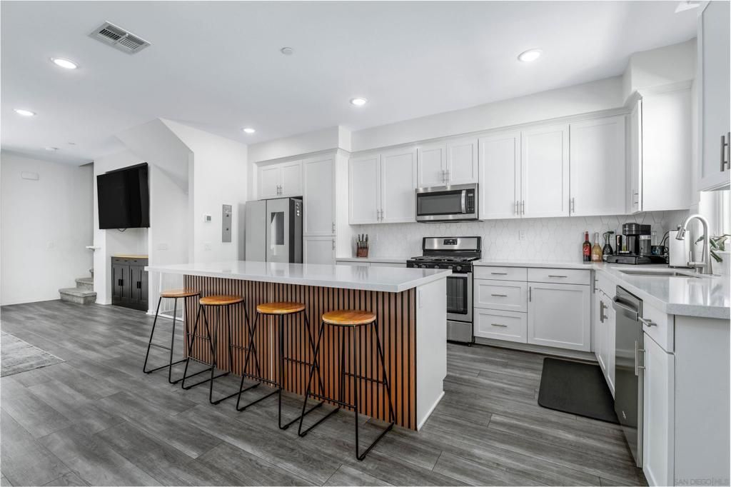 Photo of 449 Atlas Glen Gln, Escondido, CA 92025 (MLS # 250039965SD)