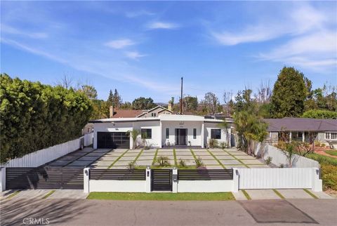 Photo of 23143 Leonora Dr, Woodland Hills, CA 91367 (MLS # SR26049811)