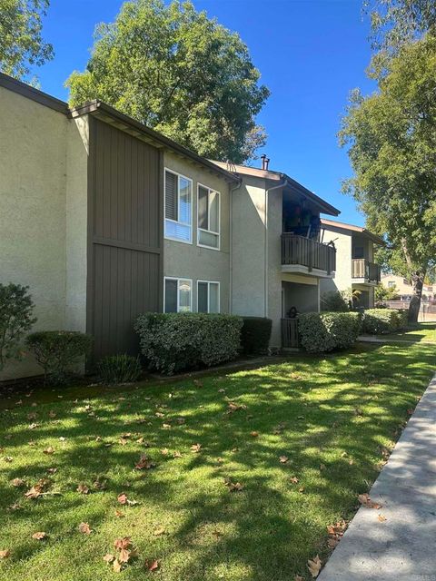 Photo of 2536 White Oak Place #1, Escondido, CA 92027 (MLS # PTP2508116) Photo of 2536 White Oak Place #1, Escondido, CA 92027 (MLS # PTP2508116)