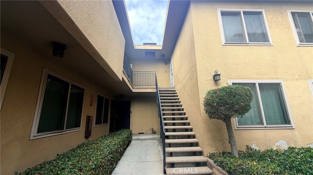 110 E Hillcrest Blvd