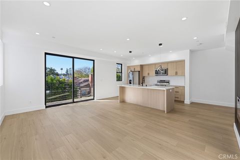 Photo of 13602 Burbank Boulevard, Sherman Oaks, CA 91401 (MLS # SR26035613)