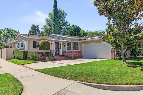 Photo of 18220 Clark Street, Tarzana, CA 91356 (MLS # SR26216431)