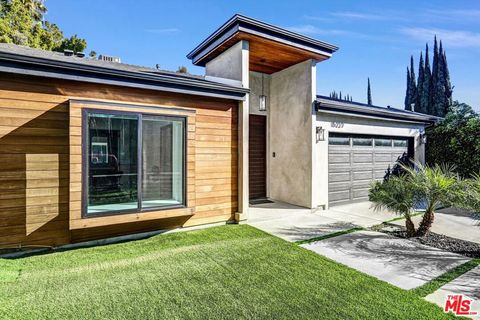 Photo of 15227 Hartsook Street, Sherman Oaks, CA 91403 (MLS # 26655385)