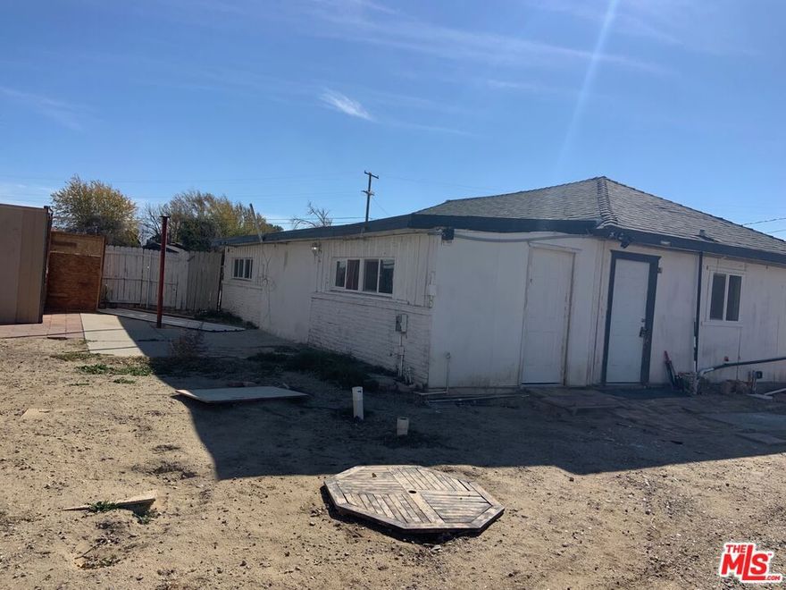 Large Main house with extra  large parking .     Fair credit score 650 .  Currently kitchen clean counter sink and all appliances.  Be ready to document income and credit report Property require regular care a handy person will be appreciated promotional price for immediate occupancy. Ranch type in need of maintenance by tenant.
