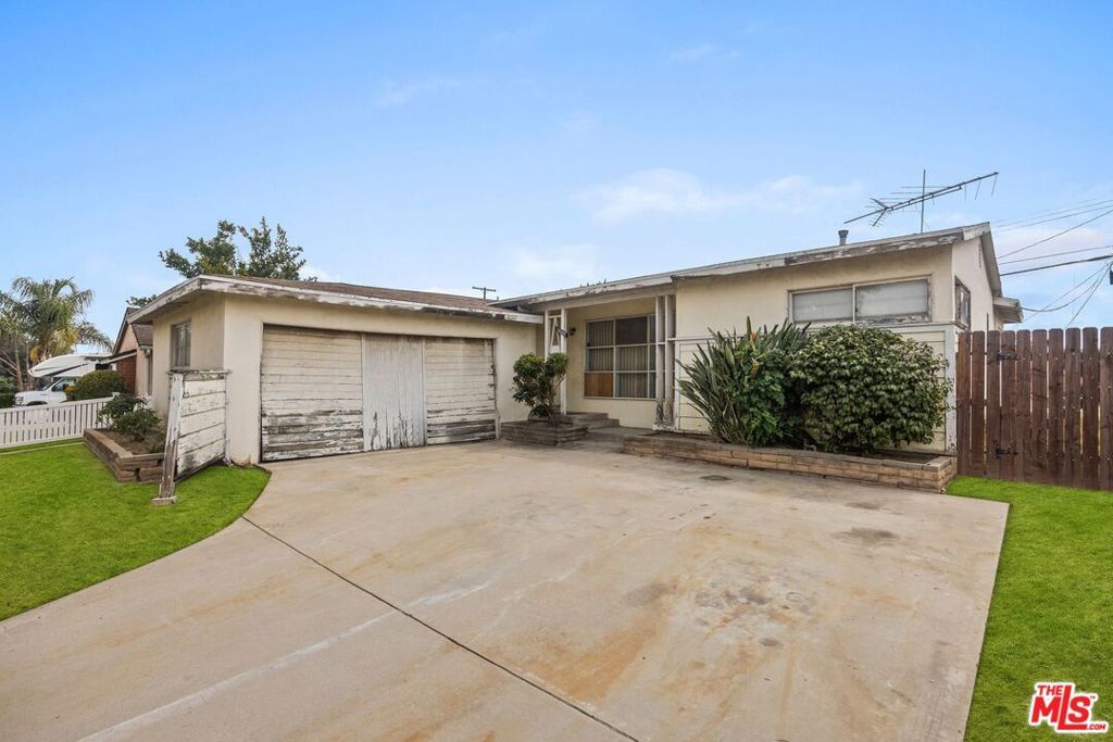 Photo of 16662 Marilla Street, Northridge, CA 91343 (MLS # 25589861)