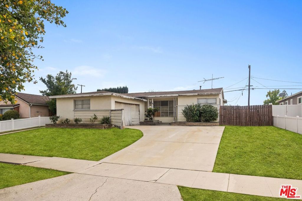 Photo of 16662 Marilla Street, Northridge, CA 91343 (MLS # 25589861)
