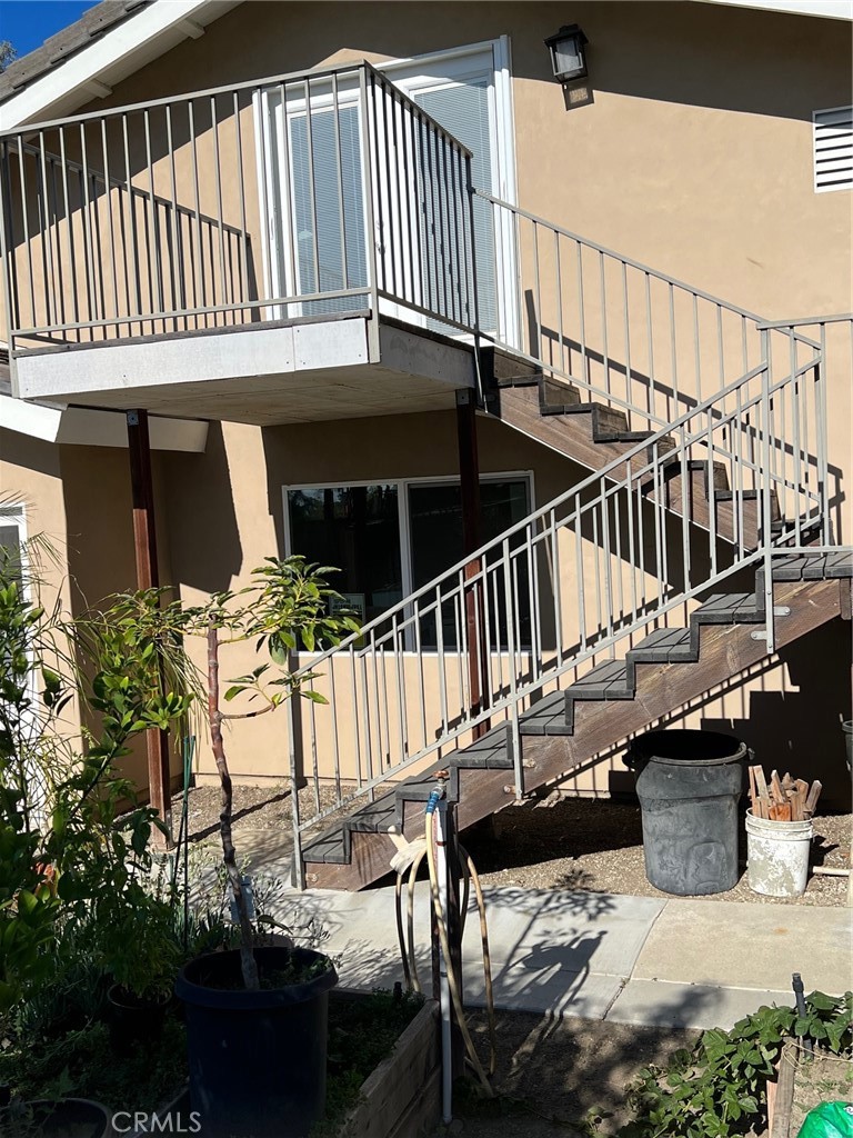 Located in a quiet neighborhood in North Tustin. Remodeled private 1 bedroom +den/office 1 bath. There are walk-in closets in the bedroom and den. Carriage house type unit with assigned off street single parking space and private yard approximately 15. x 20 feet. It has appliances including the washer and dryer, refrigerator, dishwasher, oven and microwave. This is an apartment attached to a home with a private entrance.
Experience elevated living in this contemporary apartment located in the heart of North Tustin, in the vibrant Santa Ana district of sunny California. Nestled amongst various restaurants and a department store, this approximately 700sqft gem built in 2016 offers a compelling blend of comfort, convenience, and style.
The apartment boasts an open concept layout, presenting a picture-perfect setting for entertaining and relaxation. High ceilings and large windows evoke a sense of spaciousness while ushering in an abundance of natural light. Anchored by hardwood flooring throughout, the apartment features high-quality finishes, including a modern kitchen, a luxurious bathroom, and access to a private outdoor space for you to savor your leisure moments.
The rental includes utilities such as gas, electricity, heat, water, and trash service to ensure your stay is as convenient as possible. Additional amenities like a dedicated parking spot, air conditioning, and in-unit washer and dryer add to the apartment's many conveniences.
Don't miss out on this fantastic opportunity to experience convenience, style, and comfort in one package. Leave behind the stress of the day in your own personal haven. Reach out today and make this lovely apartment your home!
Rentspree Link https://apply.link/xDUuwuM