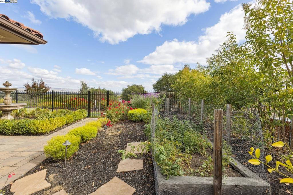 RUBY HILL - Residential