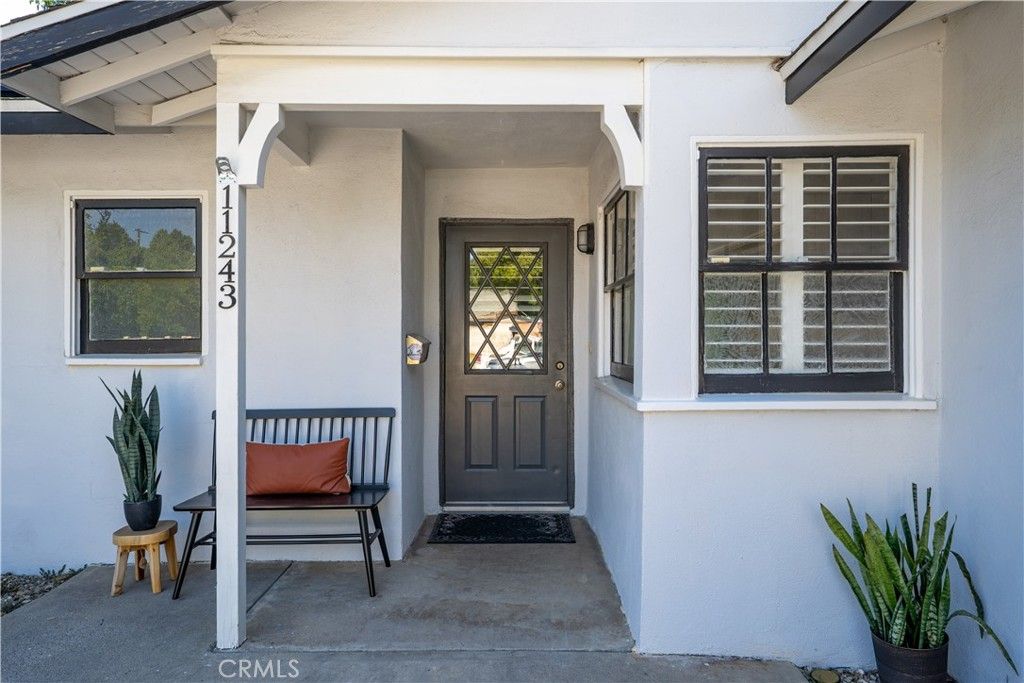 Photo of 11243 Gaviota Avenue, Granada Hills, CA 91344 (MLS # SR25154989)