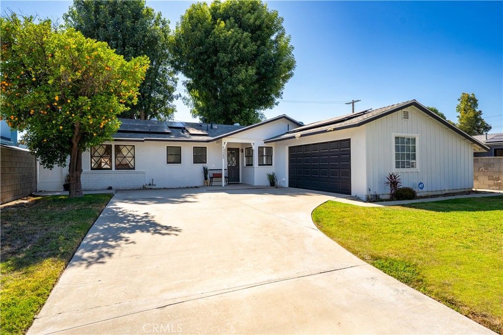 Photo of 11243 Gaviota Avenue, Granada Hills, CA 91344 (MLS # SR25154989)