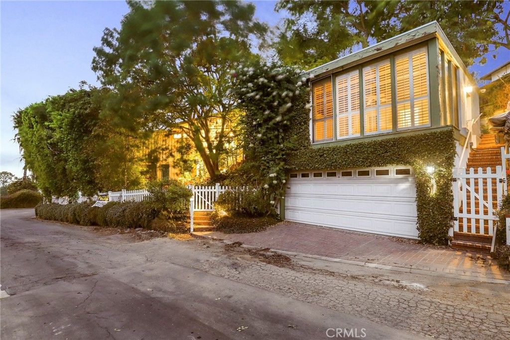 Photo of 11575 Amanda Drive, Studio City, CA 91604 (MLS # BB26015784)