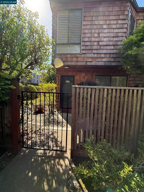 Photo of 417 Westcliffe Pl Pl, Walnut Creek, CA 94597 (MLS # 41130788)