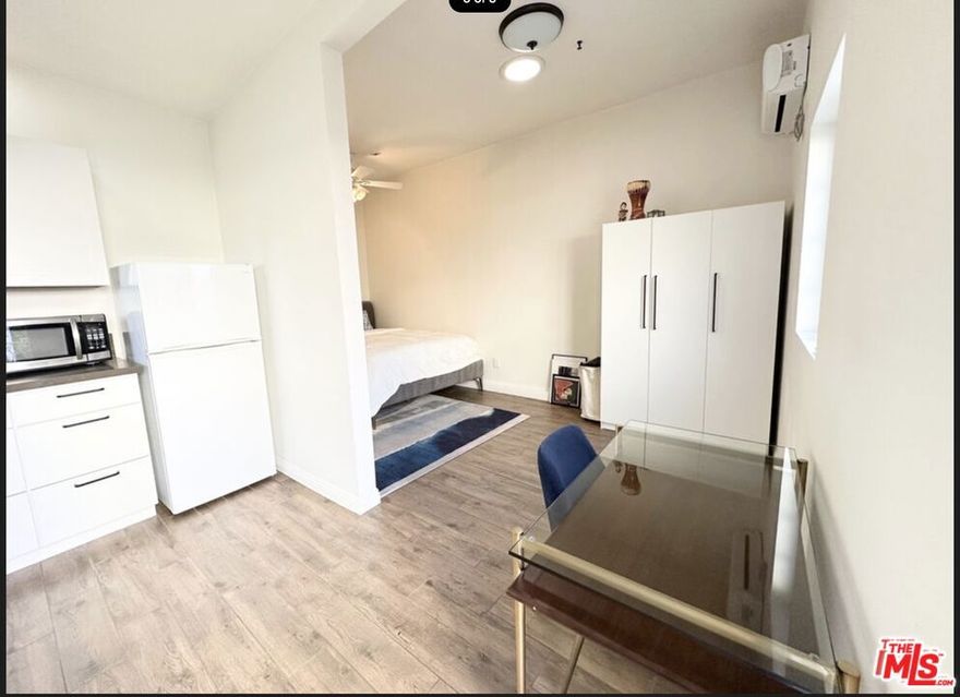 Detached Studio Guesthouse for lease. Centrally located, near Cedars Sinai. Walking distance to coffee, shops, and restaurants on Robertson. Easy to show. Must have good credit and financials. Utilities excluding electricity are included. 1 parking. Furnished only.