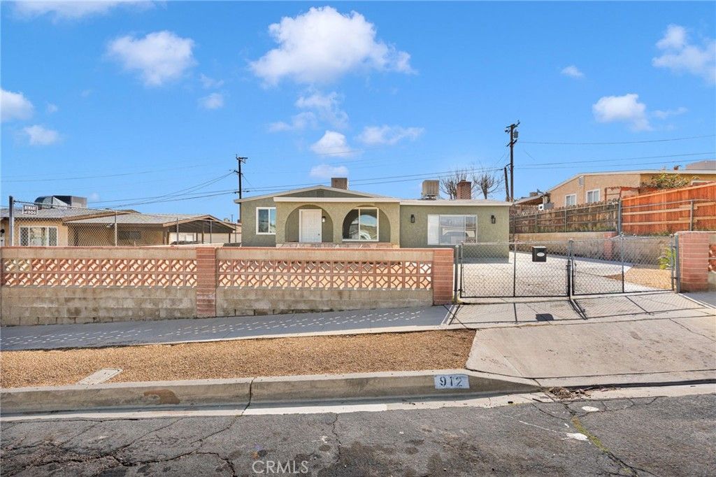 Photo of 912 Kelly Dr, Barstow, CA 92311 (MLS # HD26038921)