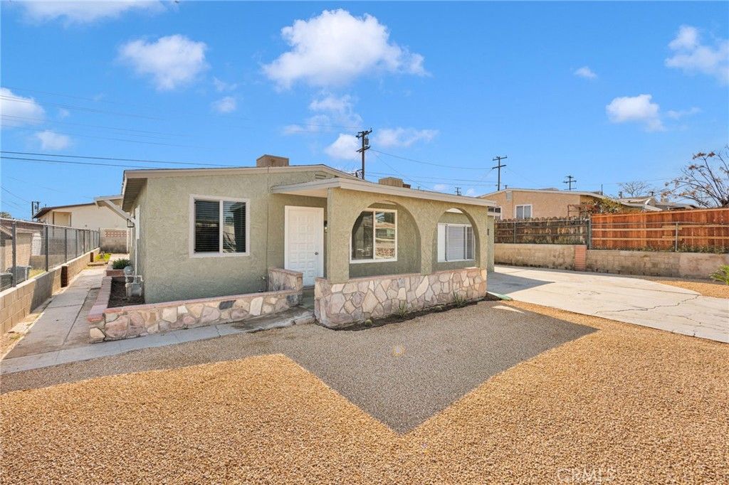 Photo of 912 Kelly Dr, Barstow, CA 92311 (MLS # HD26038921)