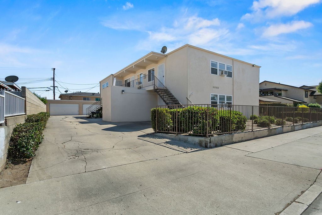 914 W Romneya Dr