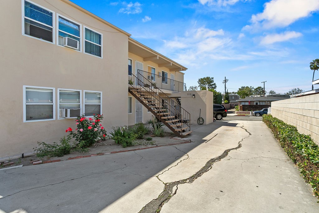 914 W Romneya Dr