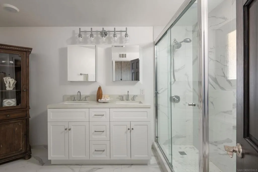 La Jolla, California 92037, United States, 3 Bedrooms Bedrooms, ,2 BathroomsBathrooms,Residential,Active,234539