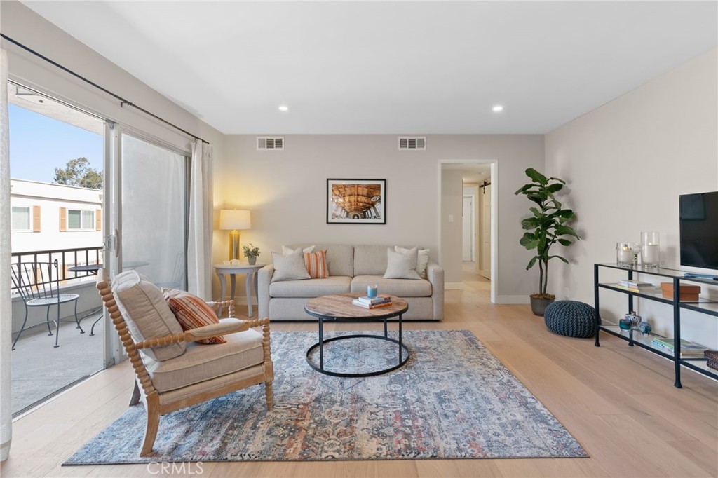 10707 Camarillo Street 314