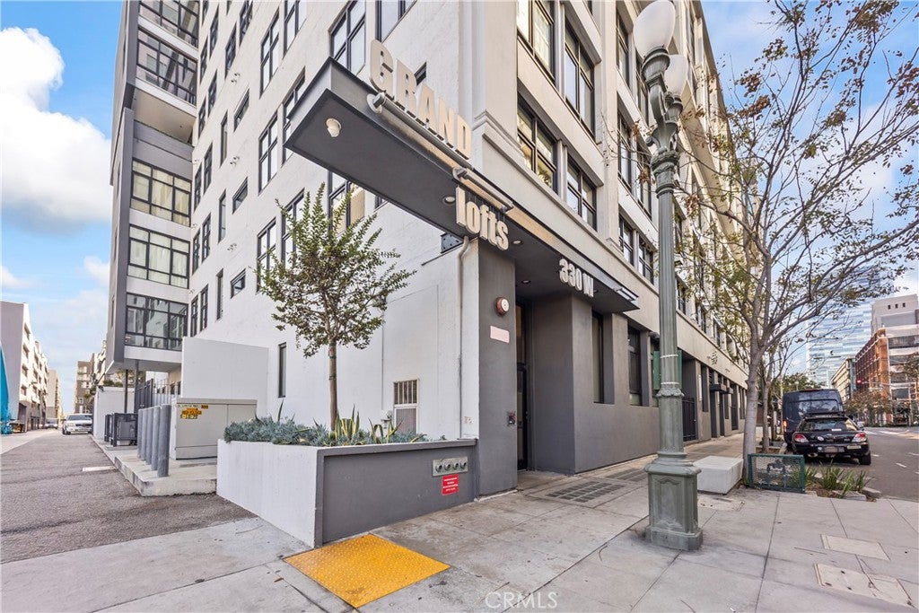 1100 S Grand AVE