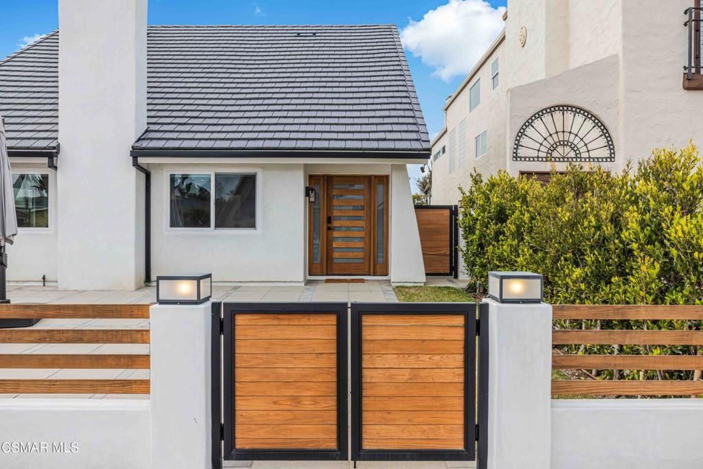 Photo of 5113 Whitecap Street, Oxnard, CA 93035 (MLS # 225005237)