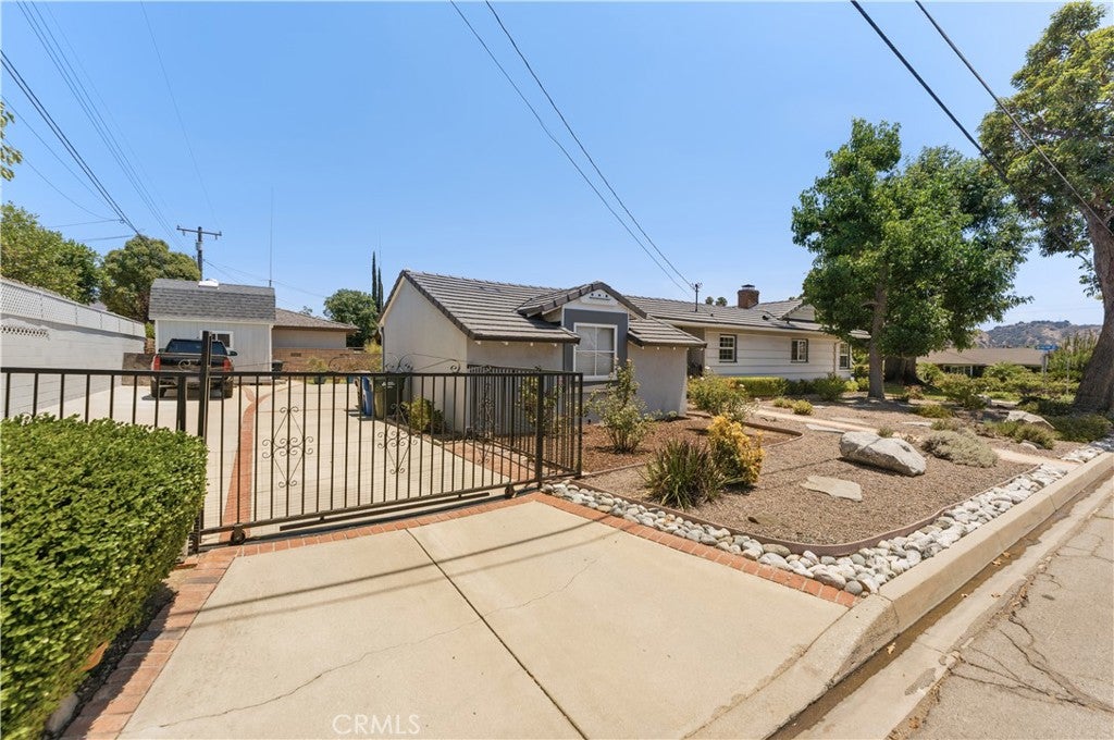 903 E Dalton