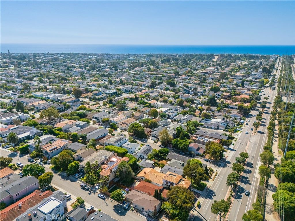 Photo of 944 Rosecrans Ave, Manhattan Beach, CA 90266 (MLS # SB25231468)