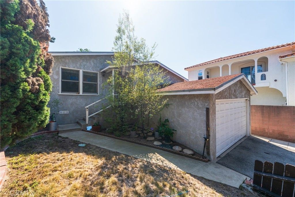 Photo of 944 Rosecrans Ave, Manhattan Beach, CA 90266 (MLS # SB25231468)