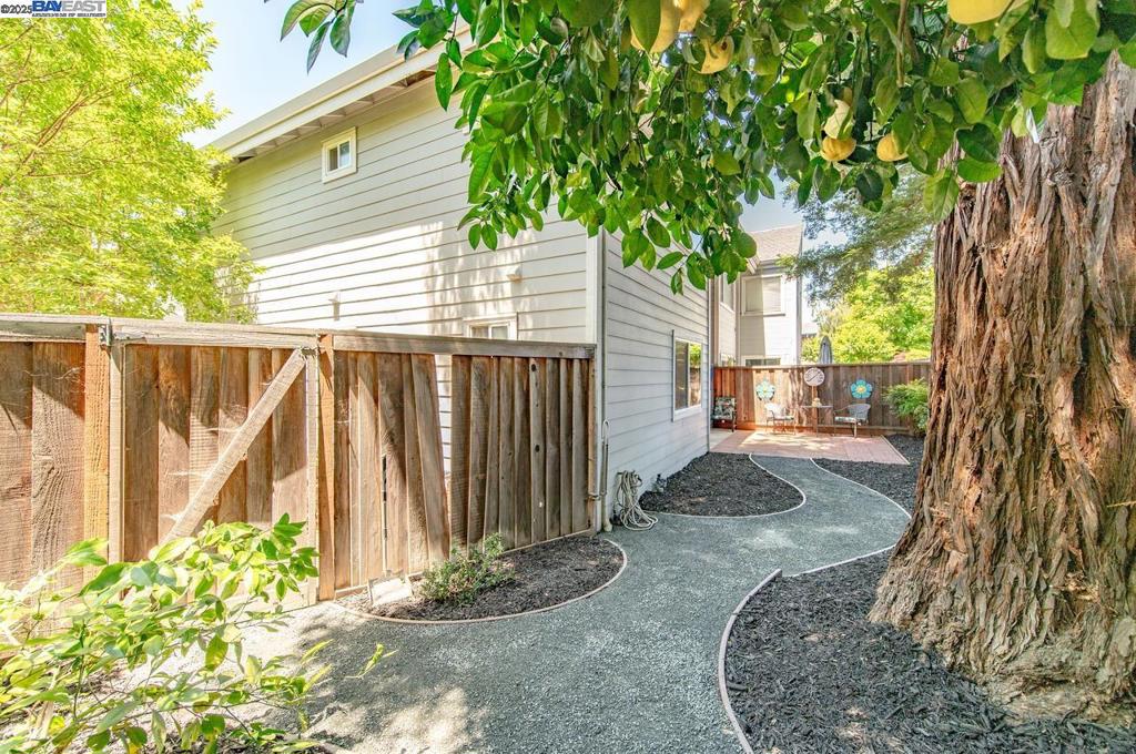 COUNTRY ROAD - Residential