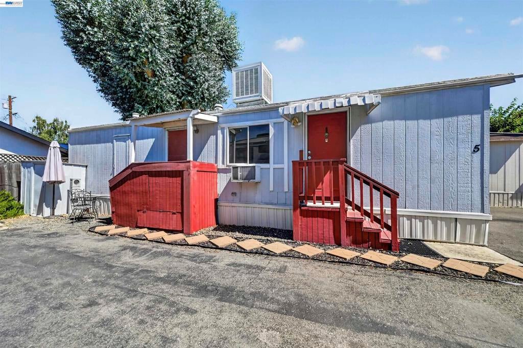 828 Olivina Ave