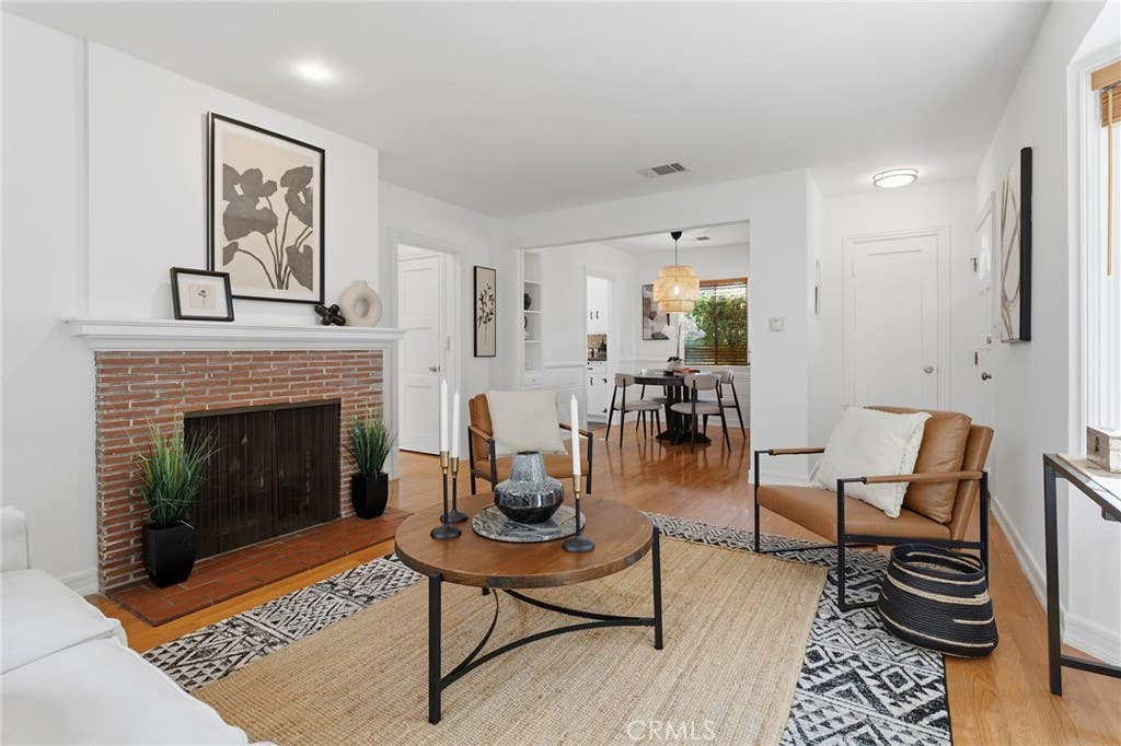 Photo of 14335 Magnolia Bl Blvd, Sherman Oaks, CA 91423 (MLS # SR26080240)