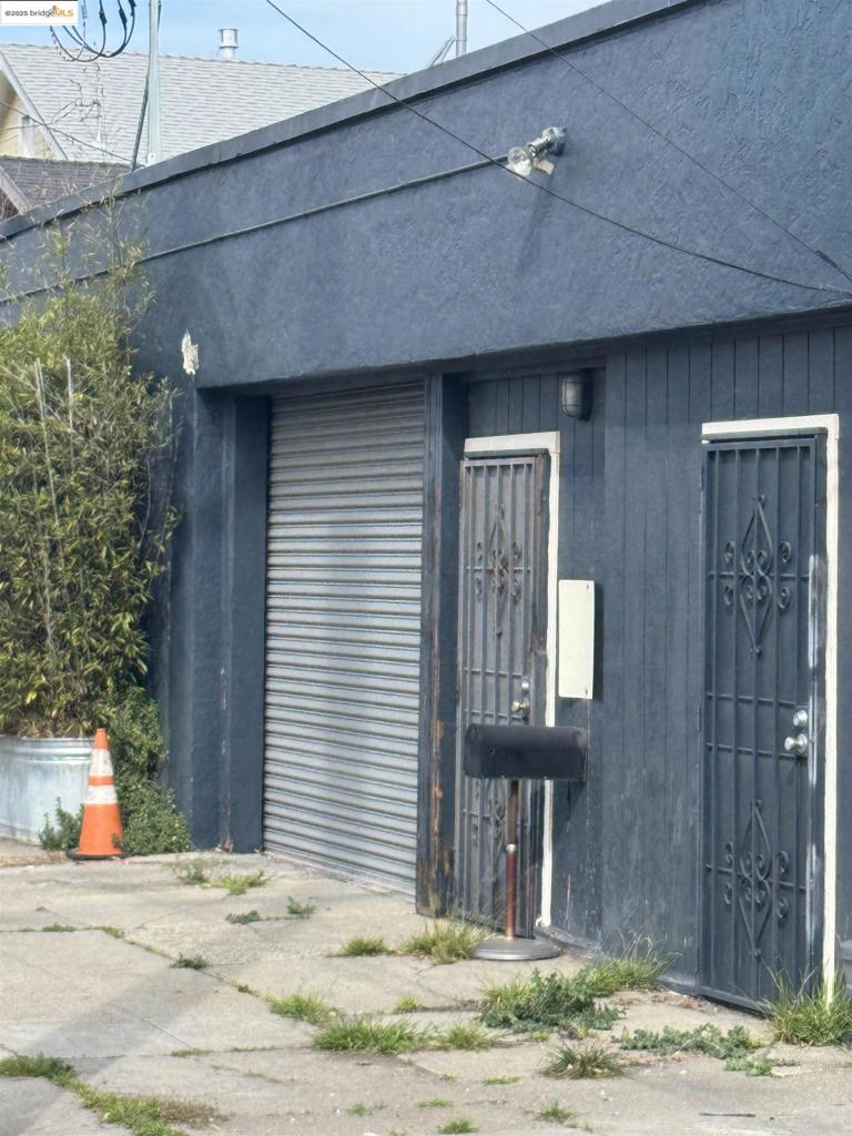 Discover an exceptional investment opportunity for savvy investors and business owners. Motivated seller. This versatile multi-zoned warehouse is now available to meet your business or investment demands. Cannabis-approved and featuring step-free access for convenience, this property includes a 6,000 square foot lot and a 3,171 square foot building situated at the strategic border between Oakland and Alameda. Don't miss your chance to secure this prime location!