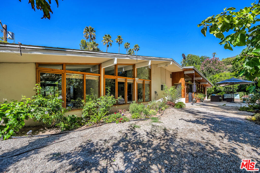 Serene Mid-Century escape with soaring architectural ceilings, located south of Ventura Blvd in Sherman Oak Hills and just minutes to the Westside, Mulholland's private school row, and in the desirable Roscomare Road Elementary district. This 3-bedroom, 2-bath home spans approx. 2,400 sq ft and is filled with natural light and greenery views from every room. Features include a formal living room, cozy family room, open kitchen with center island and breakfast counter, and a formal dining area. A bonus room off the family room is perfect for an office, gym, or creative space. Behind the kitchen, find a convenient laundry area, pantry, and extra storage. The backyard is a private retreat with thoughtfully designed landscaping and lush greeneryan ideal setting for peaceful outdoor living. This is a special one!