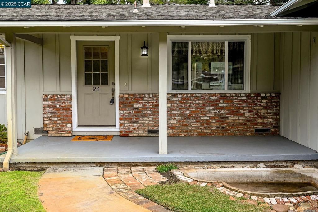 Photo of 24 Kingston Pl Pl, Walnut Creek, CA 94597 (MLS # 41113966)