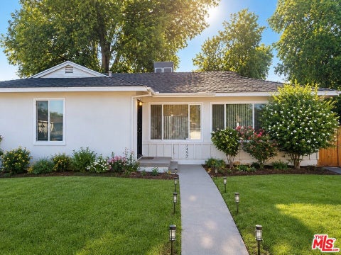 Photo of 7457 Cozycroft Avenue, Winnetka, CA 91306 (MLS # 26867985)