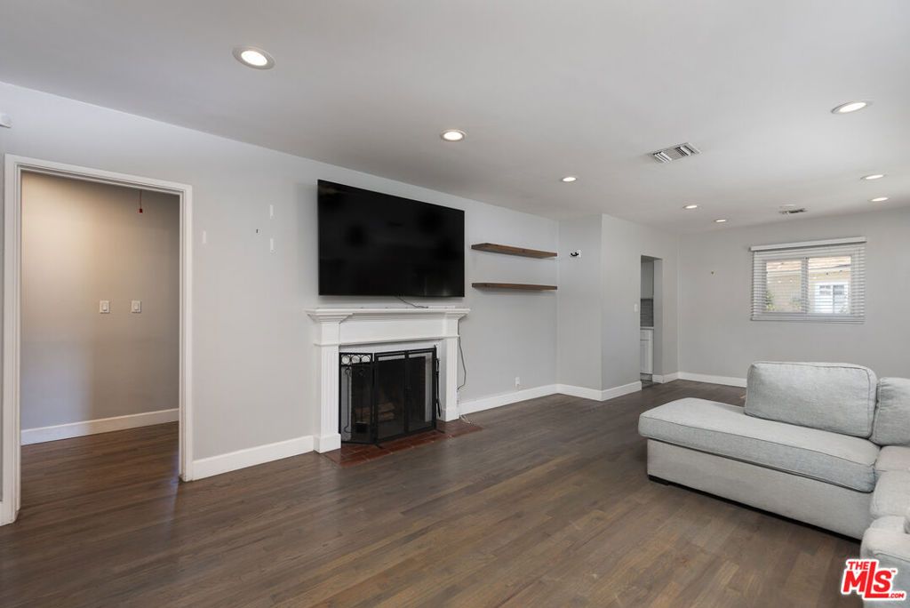 Photo of 15525 Sylvan Street, Van Nuys, CA 91411 (MLS # 26641607)